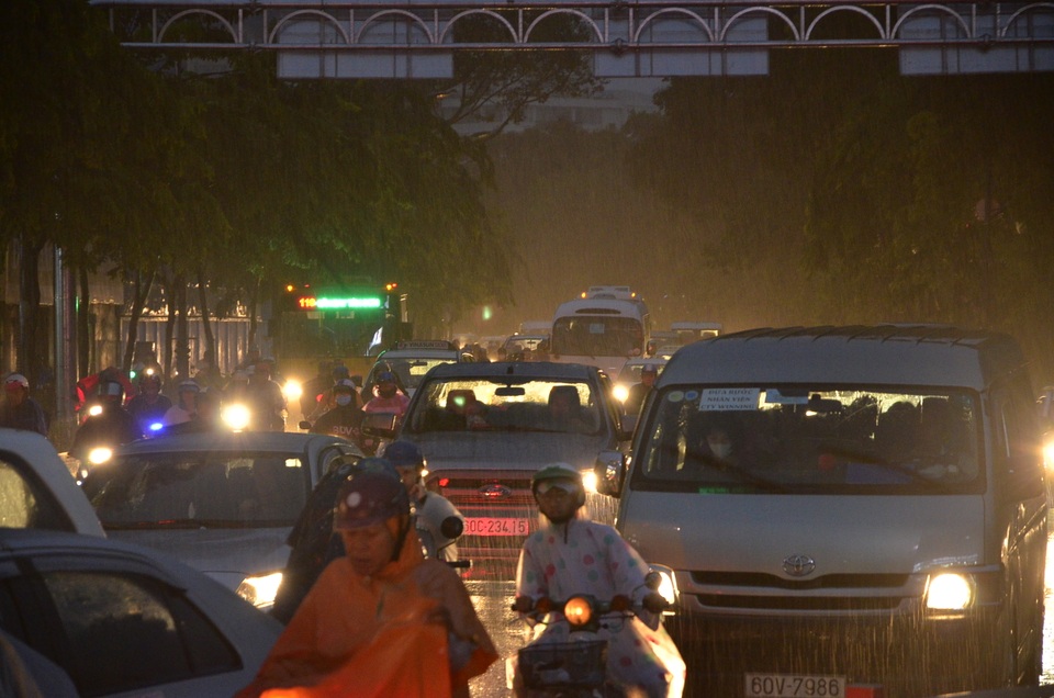 2 trận mưa dồn dập, Sài Gòn rối loạn vì ngập nước, kẹt xe - 4 Giao thông kẹt cứng nhiều tuyến đường