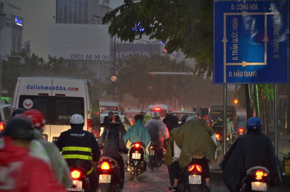 2 trận mưa dồn dập, Sài Gòn rối loạn vì ngập nước, kẹt xe - 3 2 trận mưa dồn dập, Sài Gòn rối loạn vì ngập nước, kẹt xe - 3
