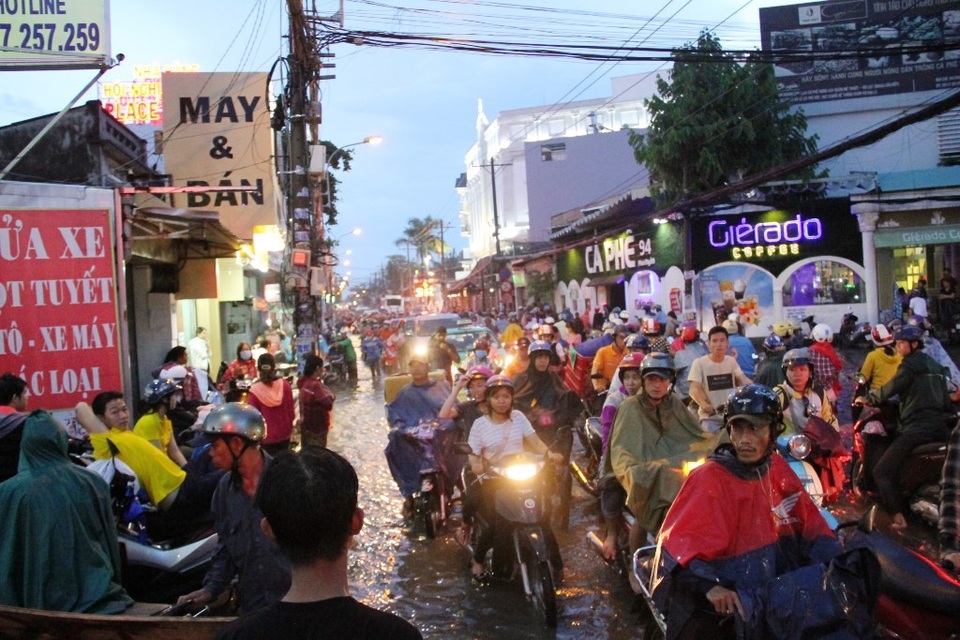 Đường phố Sài Gòn lại ngập nặng sau mưa lớn - 9 Đường phố Sài Gòn lại ngập nặng sau mưa lớn - 9