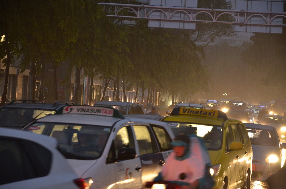 2 trận mưa dồn dập, Sài Gòn rối loạn vì ngập nước, kẹt xe - 8 2 trận mưa dồn dập, Sài Gòn rối loạn vì ngập nước, kẹt xe - 8