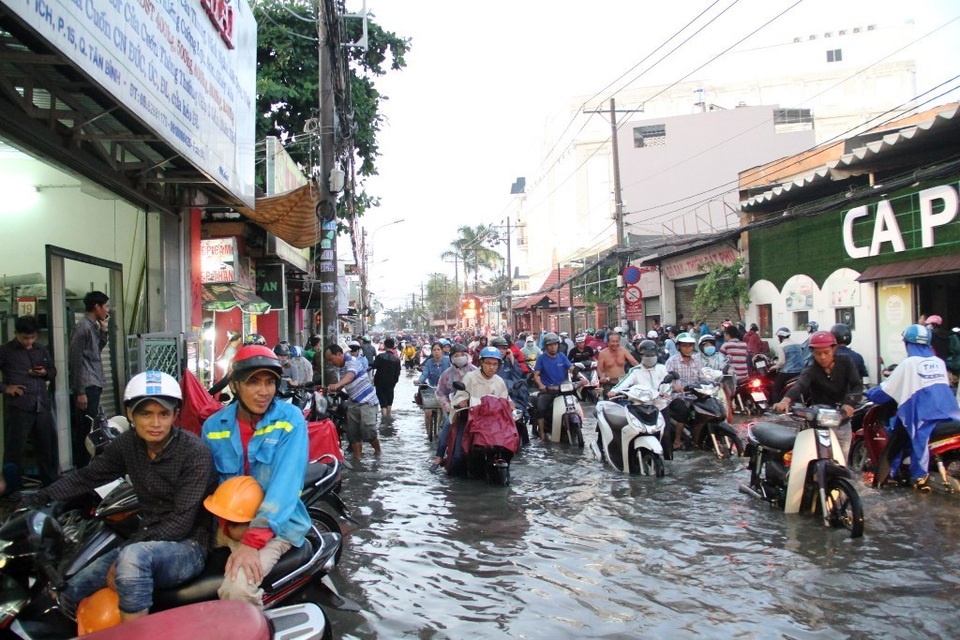 Đường phố Sài Gòn lại ngập nặng sau mưa lớn - 10 Đường phố Sài Gòn lại ngập nặng sau mưa lớn - 10