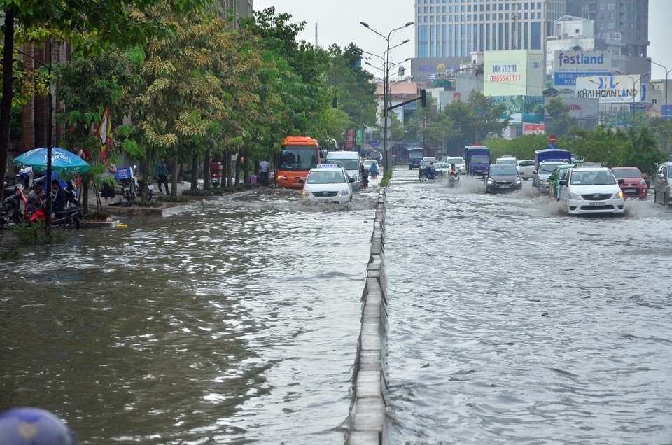 Gắn “mắt thần” để ứng phó ngập lụt tại TPHCM - 1 Đường Nguyễn Hữu Cảnh thường xuyên ngập nặng mỗi khi mưa lớn (ảnh Đình Thảo)
