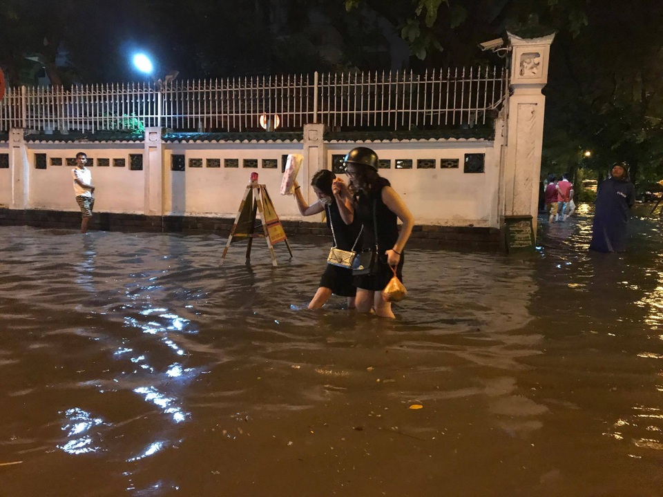 Người dân Hà Nội vật lộn trong dòng nước đến tối muộn - 8
Khốn đốn giữa dòng nước ở phố Phan Bội Châu - Lý Thường Kiệt