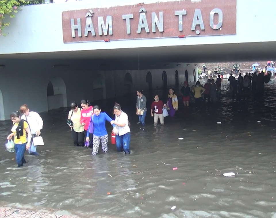 Hầm chui ngập quá gối, cảnh sát điều xe trạm bơm đến ứng cứu - 2 Hầm chui Tân Tạo ngập lênh láng
