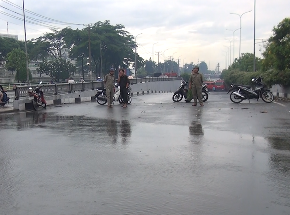 Hầm chui ngập quá gối, cảnh sát điều xe trạm bơm đến ứng cứu - 3 Công an phong toả lối lên xuống hầm