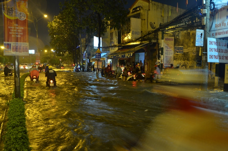 Đường Nguyễn Hữu Cảnh ngập cả 2 phía