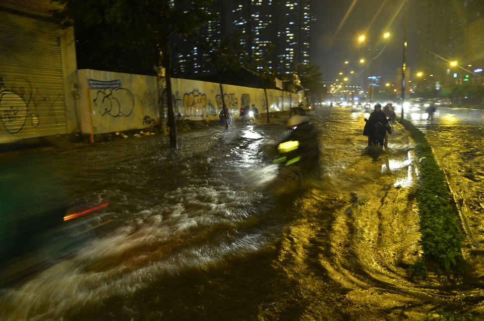 Rốn ngập Nguyễn Hữu Cảnh vẫn bị ngập rất sâu mặc dù có máy bơm chống ngập