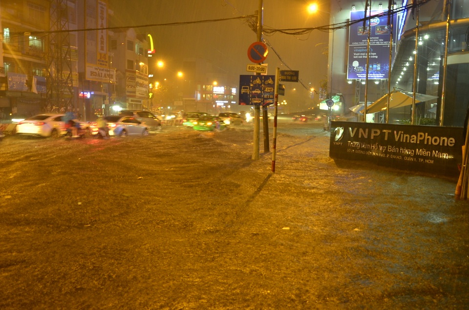 Đường Điện Biên Phủ lần đầu tiên bị ngập sâu