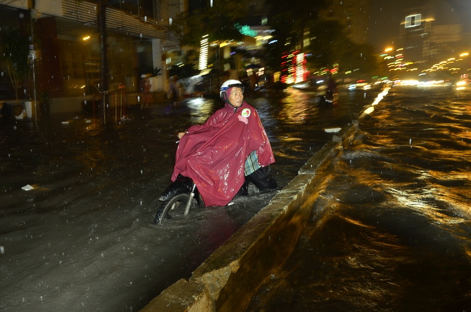 Mưa xối xả chiều cuối tuần, đường phố TPHCM ngập sâu trong biển nước - 13