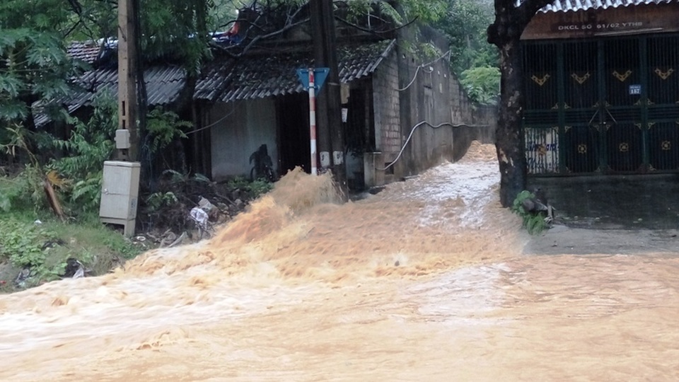 Quốc lộ 6 ngập sâu, Hòa Bình mênh mông nước lũ - 8
Nước từ trên đỉnh đồi tràn xuống mỗi lúc một nhiều