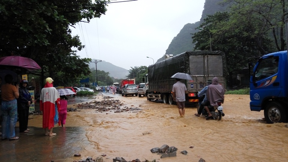 Quốc lộ 6 ngập sâu, Hòa Bình mênh mông nước lũ - 6 Đá sỏi từ theo nước từ trên đỉnh đồi kéo xuống quốc lộ 6