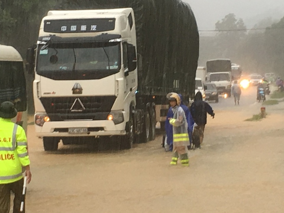Quốc lộ 6 ngập sâu, Hòa Bình mênh mông nước lũ - 10
Tình trạng mưa ngập ở Hòa Bình rất đáng lo ngại.
