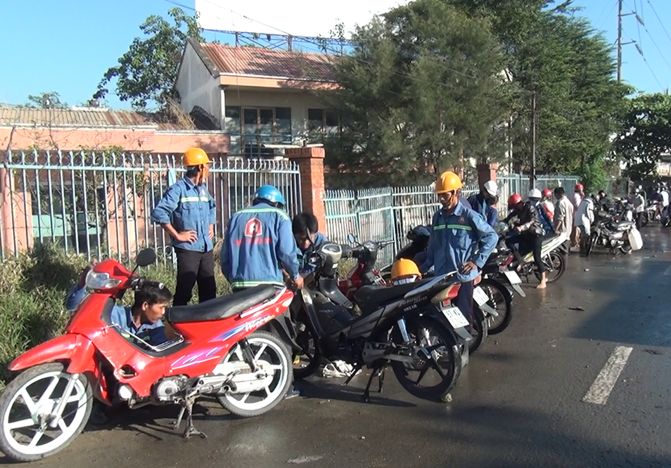 Triều cường dâng bất thường, cửa ngõ phía Tây Sài Gòn tê liệt - 6 Xe chết máy hàng loạt trên đường