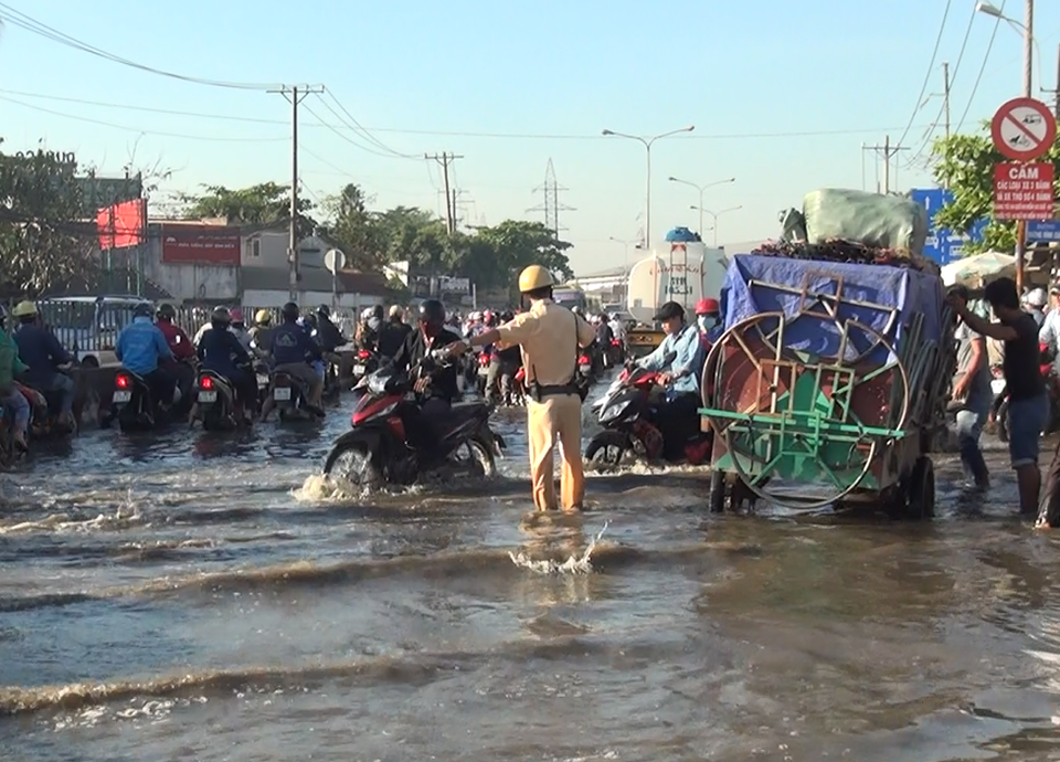 Triều cường dâng bất thường, cửa ngõ phía Tây Sài Gòn tê liệt - 7 Triều cường gây ngập quốc lộ 1