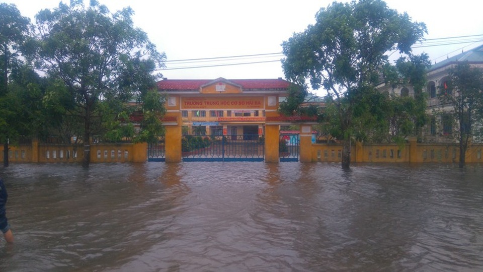Quảng Trị nhiều nơi mênh mông nước ngập - 1 Trường THCS Hải Ba, huyện Hải Lăng bị ngập sâu hơn 0,5m nên học sinh phải nghỉ học