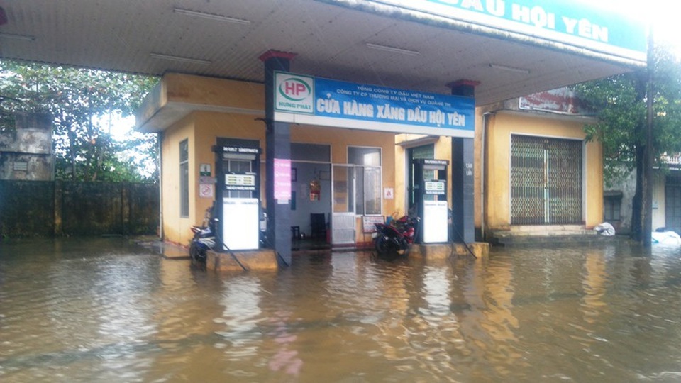 Quảng Trị nhiều nơi mênh mông nước ngập - 5 Nước lênh láng tại cây xăng dầu trên trục đường chính qua các xã Hải Ba, Hải An