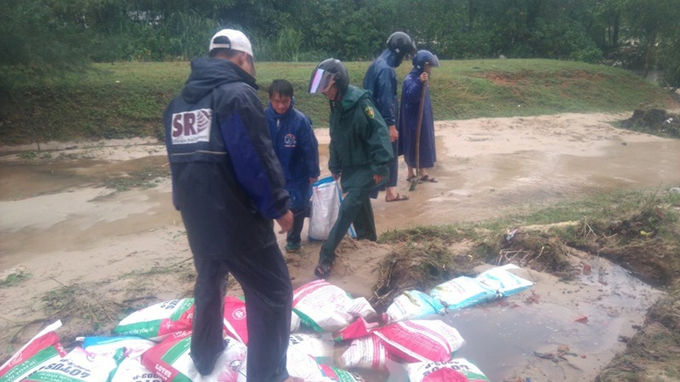 Quảng Trị nhiều nơi mênh mông nước ngập - 6 Các lực lượng gia cố phần đất bị xói lở tại Trạm Y tế xã Hải An