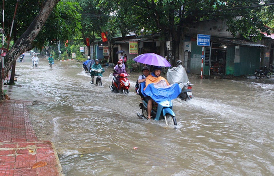 Ngập úng nghiêm trọng tại thành phố Hà Giang - 2
Nhiều tuyến đường ở TP Hà Giang bị ngập sâu. (Ảnh: Ngọc Yến).
