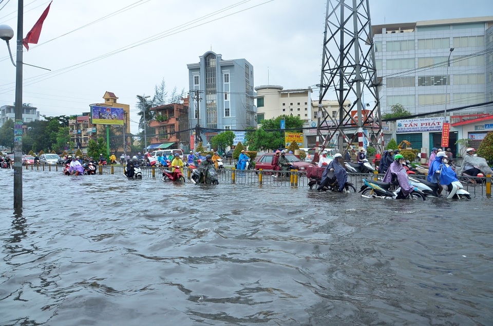 "Bí thư phường cũng phải lên “đấu tranh” với trung tâm chống ngập!" - 1 Mưa lớn là nhiều tuyến đường ở quận Bình Tân ngập nặng (ảnh Đình Thảo)