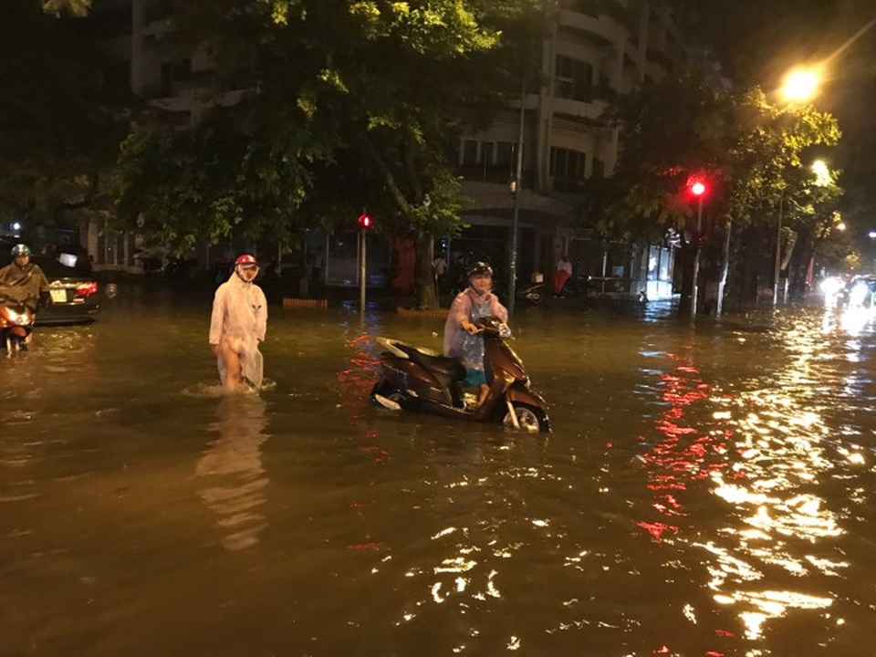 Người dân Hà Nội vật lộn trong dòng nước đến tối muộn - 9 Người dân Hà Nội vật lộn trong dòng nước đến tối muộn - 9