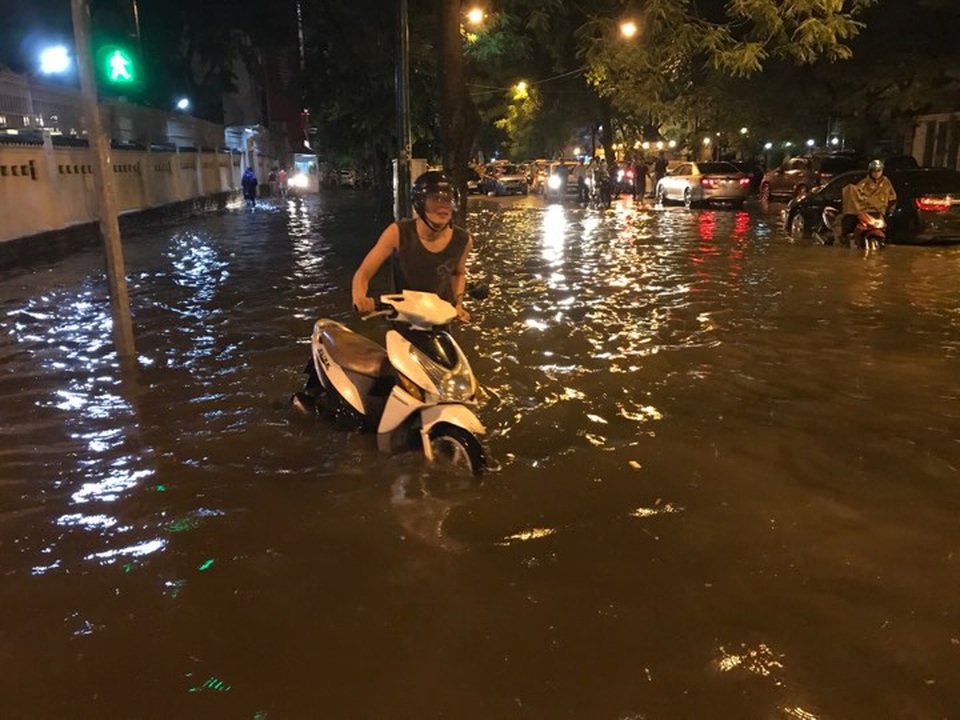 Người dân Hà Nội vật lộn trong dòng nước đến tối muộn - 10 Người dân Hà Nội vật lộn trong dòng nước đến tối muộn - 10