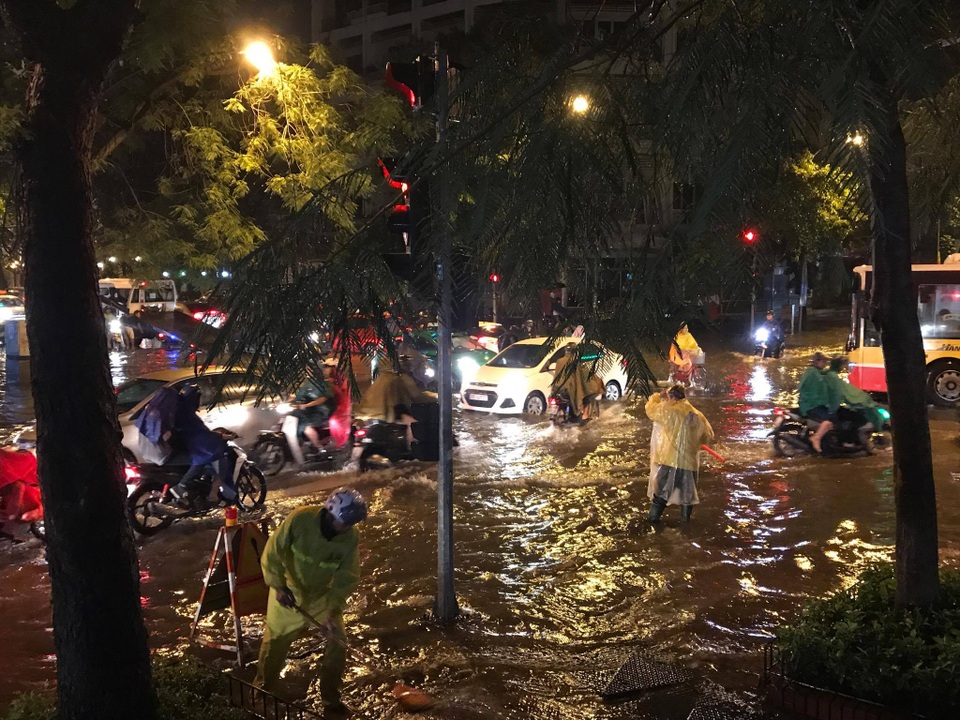 Người dân Hà Nội vật lộn trong dòng nước đến tối muộn - 1
Đường Lý Thường Kiệt như một dòng sông vào lúc gần 21h tối nay