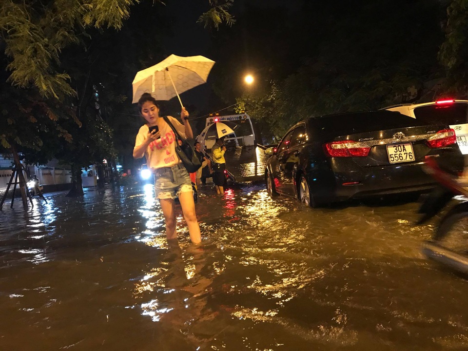 Người dân Hà Nội vật lộn trong dòng nước đến tối muộn - 2
Lội bộ là một lựa chọn của nhiều người