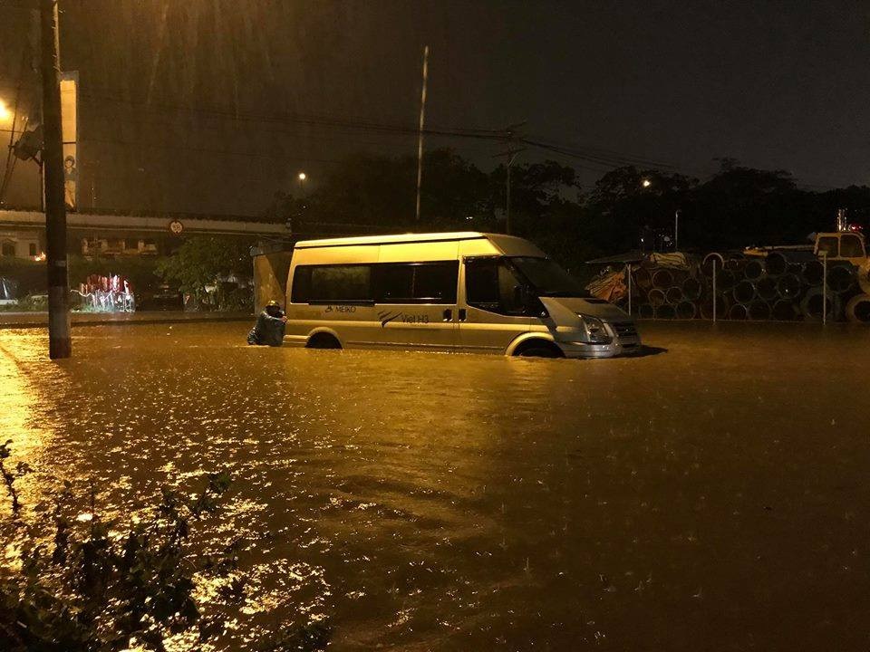 Người dân Hà Nội vật lộn trong dòng nước đến tối muộn - 12
Khu vực cầu Đuống cũng ngập rất sâu