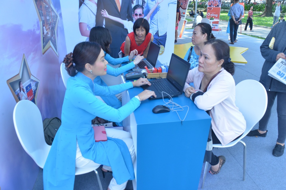 Vé máy bay giảm mạnh tại ngày hội Du lịch TPHCM - Chào hè 2017 - 2 Nhiều khách hàng đến tham quan, quan tâm về các sản phẩm của Vietnam Airlines - Jetstar Pacific