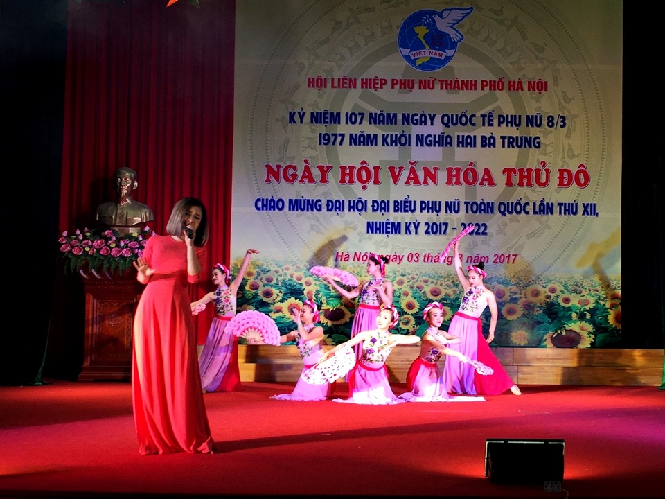 Ngày hội Văn hoá phụ nữ Thủ đô 2017 tôn vinh áo dài truyền thống - 2 Ca sĩ Dương Hoàng Yến thể hiện tiết mục Hà Nội 12 mùa hoa cùng nhóm múa.