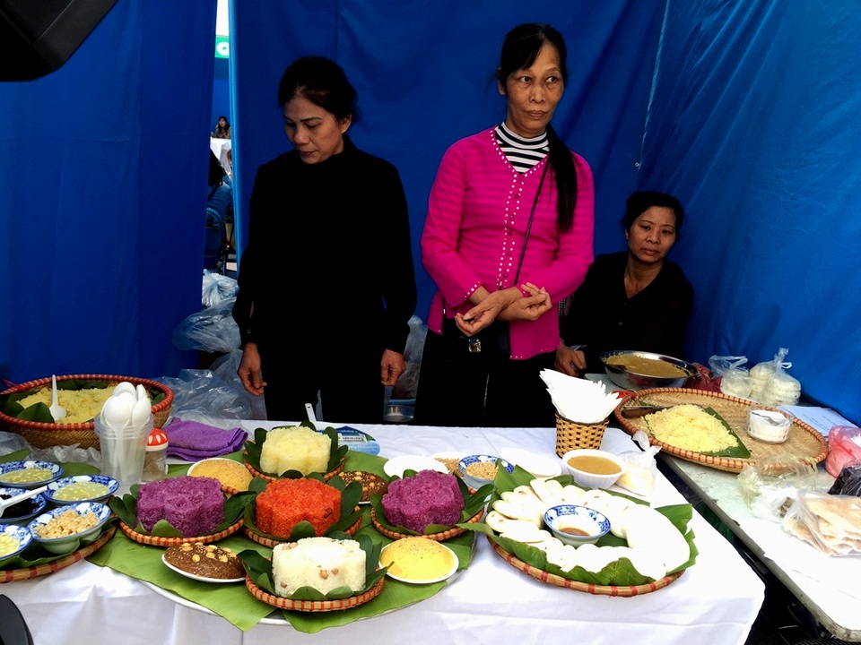 Ngày hội Văn hoá phụ nữ Thủ đô 2017 tôn vinh áo dài truyền thống - 4 Những món ăn được trình bày đẹp mắt, tinh tế qua bàn tay chị em phụ nữ.