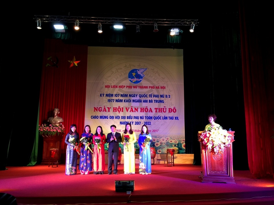 Ngày hội Văn hoá phụ nữ Thủ đô 2017 tôn vinh áo dài truyền thống - 1 Phó Chủ tịch UBND Hà Nội - ông Ngô Văn Quý tặng hoa các lãnh đạo Hội Liên hiệp Phụ nữ Hà Nội.