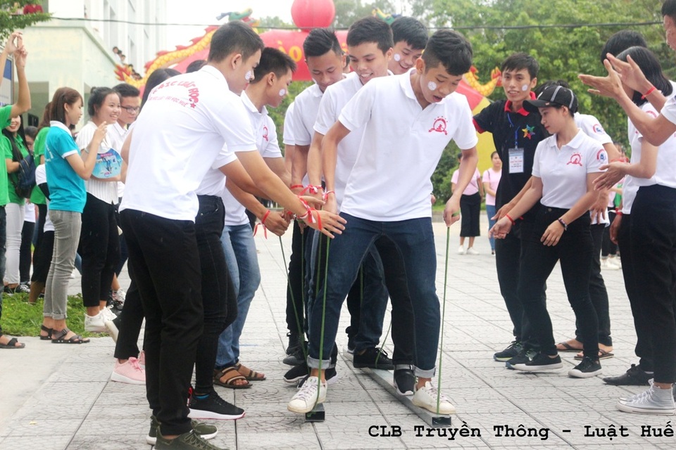 Hào hứng ngày hội tân sinh viên K41 của Đại học Luật Huế - 2 Các trò chơi Team Building với chủ đề “K41 – Tự hào sinh viên Luật Huế” diễn ra dưới tiết trời mưa từ chiều tại Đại học Luật Huế
