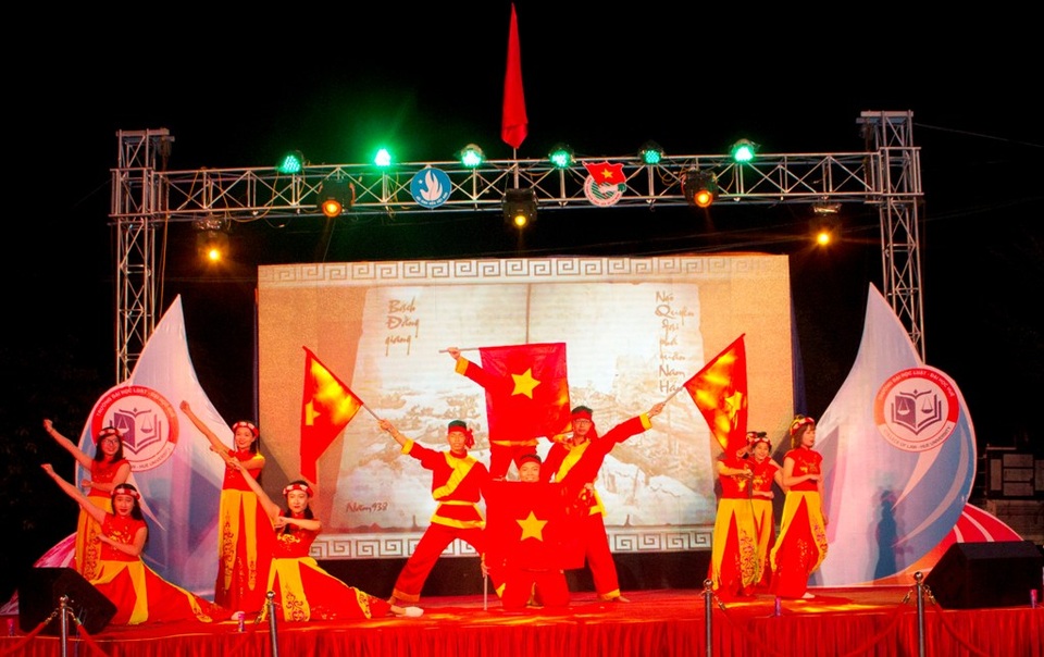 Hào hứng ngày hội tân sinh viên K41 của Đại học Luật Huế - 6 Hoạt cảnh hào hùng của dân tộc dưới sự trình diễn khá chuyên nghiệp sinh viên Đại học Luật Huế