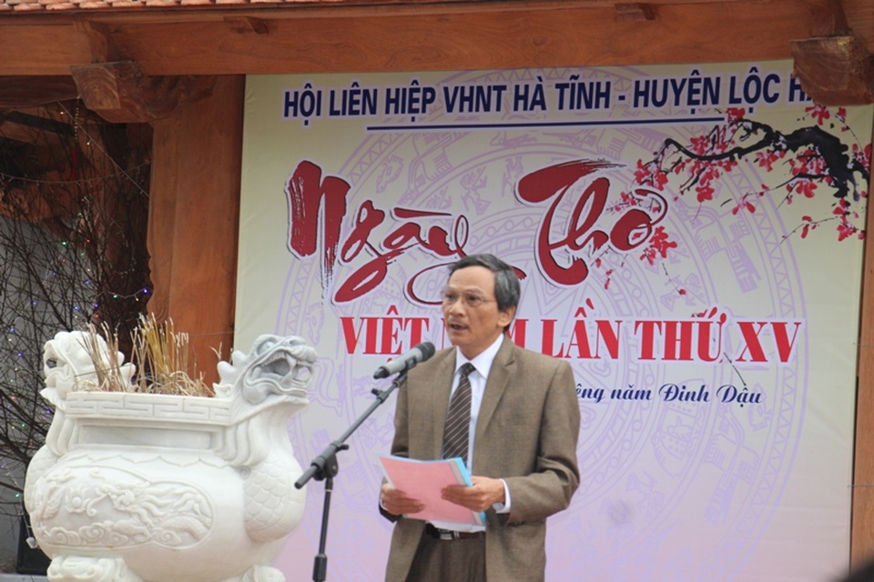 Sôi nổi Ngày thơ Việt Nam lần thứ 15 - 1 Ông Phan Trung Hiếu, Chủ tịch Hội Liên hiệp VHNT Hà Tĩnh phát biểu khai mạc