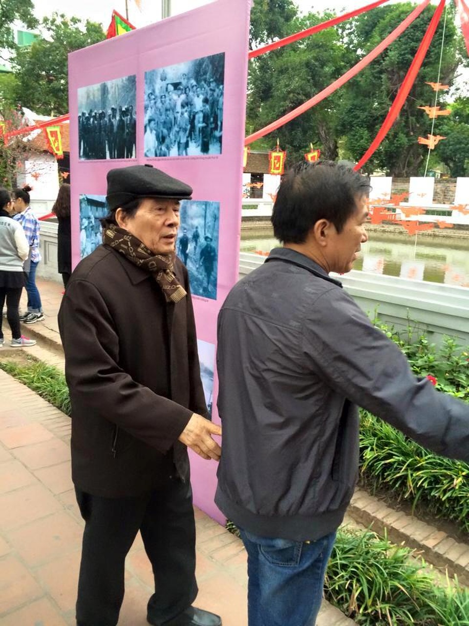 Nhà thơ Hữu Thỉnh lên tiếng về nhầm ảnh, sai thơ trong Ngày thơ Việt Nam - 3 Nhà thơ Hữu Thỉnh (đội mũ) cho rằng, dù ông đã có mặt ở Văn Miếu - Quốc Tử Giám để giám sát các hạng mục nhưng vẫn không xuể nên mới xảy ra những sự việc đáng tiếc. Ảnh: KMS.