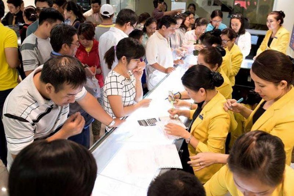 Vì sao người dân đổ xô đi mua vàng ngày vía thần Tài? - 3 Ngày đầu năm, nhiều người đổ xô đi mua vàng để đem tài lộc về nhà.