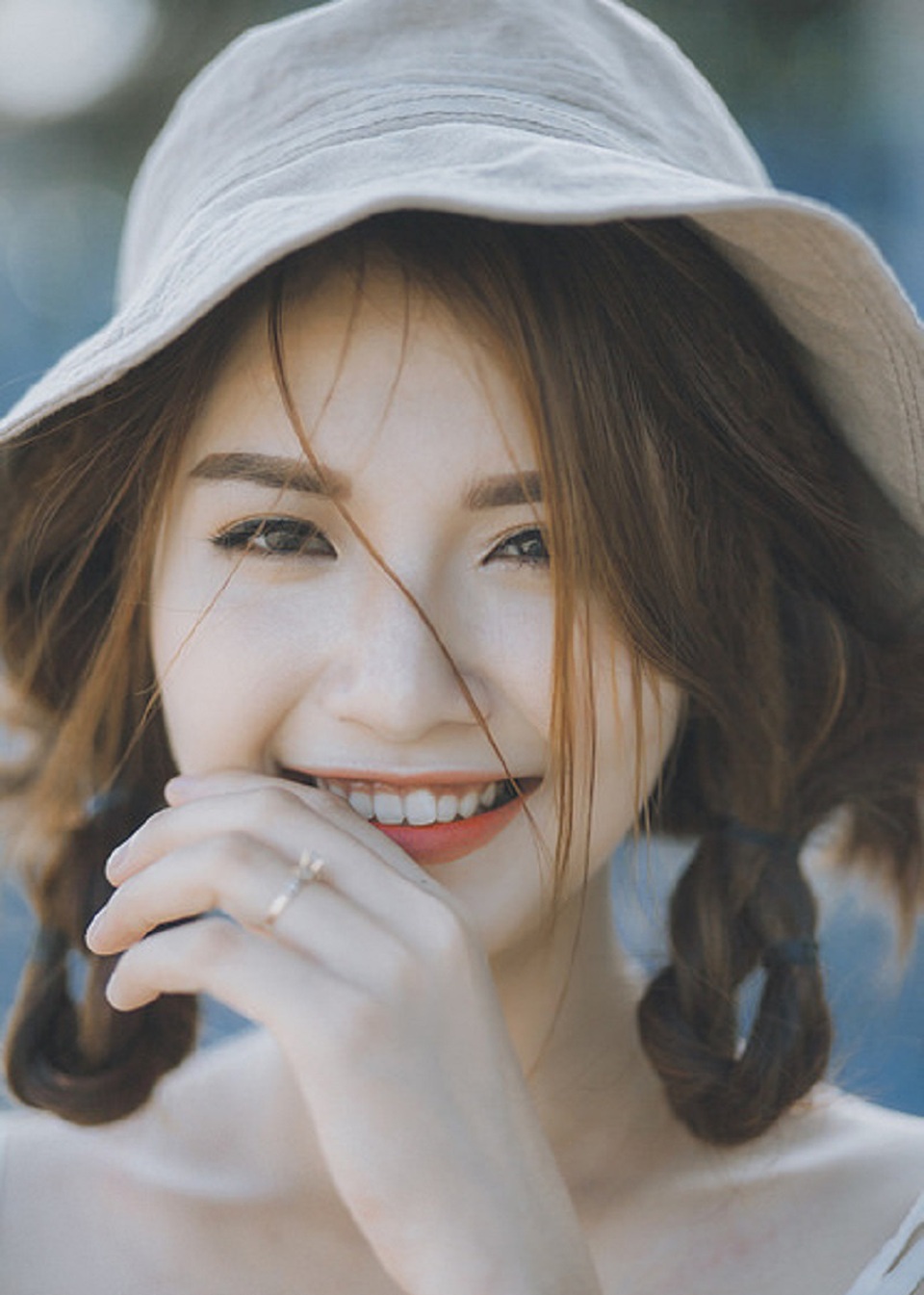 Nữ sinh xứ Nghệ sở hữu nét đẹp trong trẻo thu hút người đối diện - 7 Lê Bích cho biết: “Thời gian học của mình khá dày nên khi rảnh rỗi mình thường tìm niềm vui qua các trang sách cũng như làm từ thiện”.