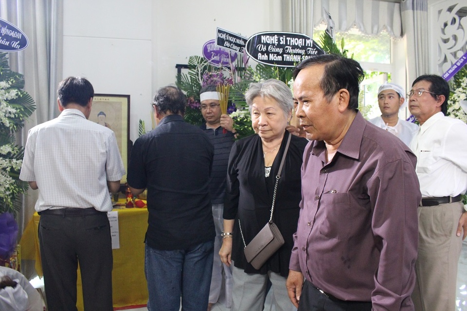 Nghệ sĩ ưu tú Giang Châu lặng người khá lâu khi nhìn di ảnh của người anh trong nghề.