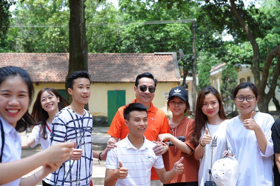 Đại học Sao Đỏ là ngôi trường đầu tiên trong chuỗi hoạt động từ thiện mà V-Stars hướng tới trong năm nay. Hi vọng sẽ có thêm nhiều những sinh viên học rất giỏi chưa may mắn sẽ có điều kiện để học tập tốt hơn, đóng góp cho quê hương, đất nước”, NSND Hoàng Dũng nói.