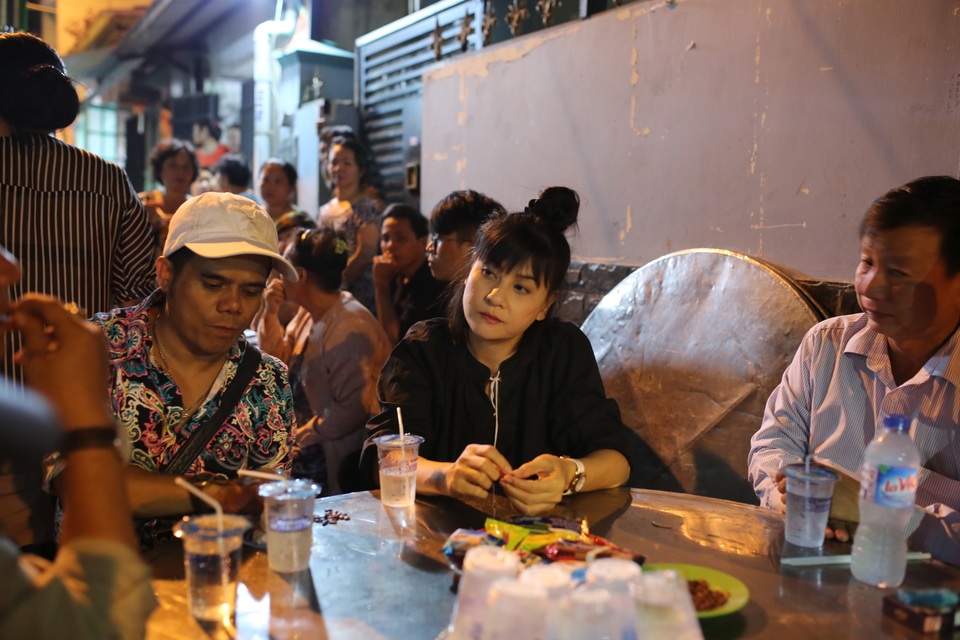 Nghệ sĩ hài Cát Phượng một mình đến viếng đàn anh. Chị chia sẻ nhiều kỷ niệm đáng nhớ về nam danh hài.