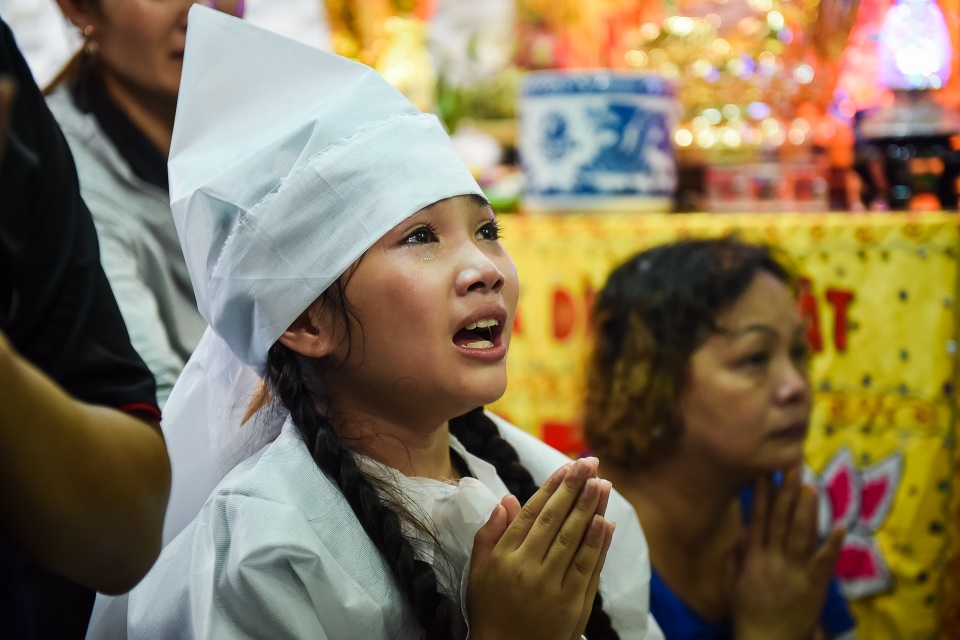 Bé Khánh Nhi năm nay 11 tuổi từng được nghệ sĩ hài hỗ trợ khi tham gia cuộc thi Sao nối ngôi đã đến từ rất sớm ngay khi hay tin ba nuôi qua đời.