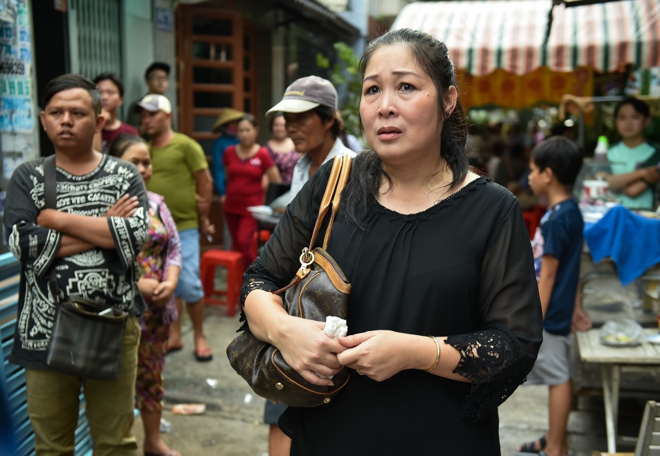 Nghệ sĩ nhân dân Hồng Vân cũng bàng hoàng trước sự ra đi đột ngột của nghệ sĩ Khánh Nam, chị không nén được xúc động rơi lệ ngay từ khi vừa đến tang lễ.