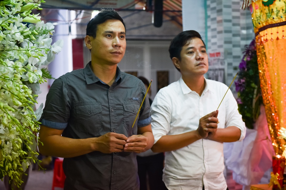 Diễn viên Trí Quang dành thời gian đến viếng đàn anh ngay trong ngày tổ chức tang lễ đầu tiên.