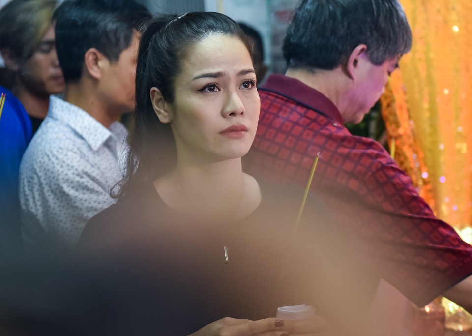 Ca sĩ Nhật Kim Anh rưng rưng khi đứng trước linh cữu nghệ sĩ hài Khánh Nam