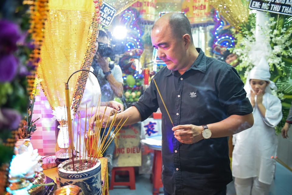 Nghệ sĩ Quốc Thuận thắp nén hương tiễn biệt đồng nghiệp vắn số về nơi an nghỉ cuối cùng..