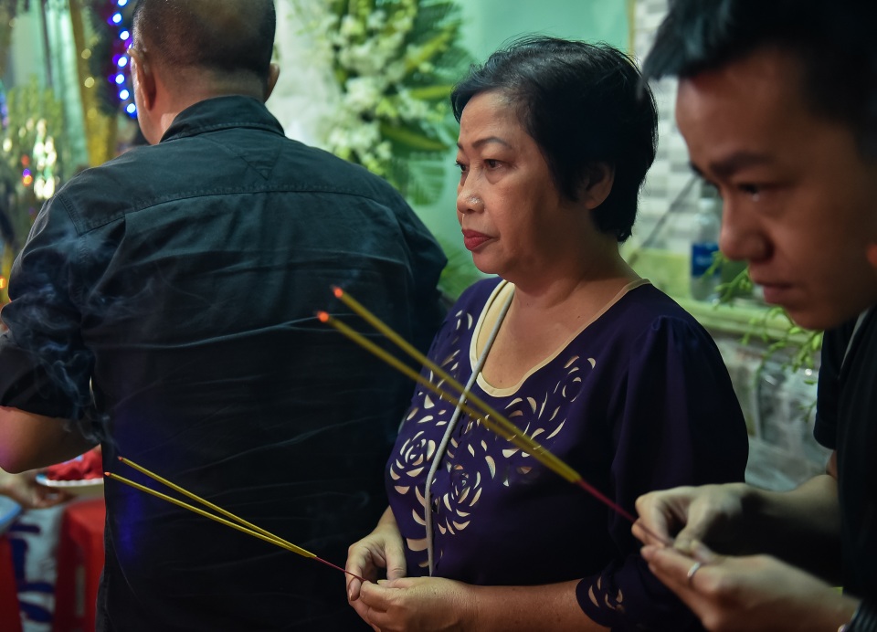 Diễn viên Phi Phụng cũng đến thắp hương, chia buồn cùng gia đình