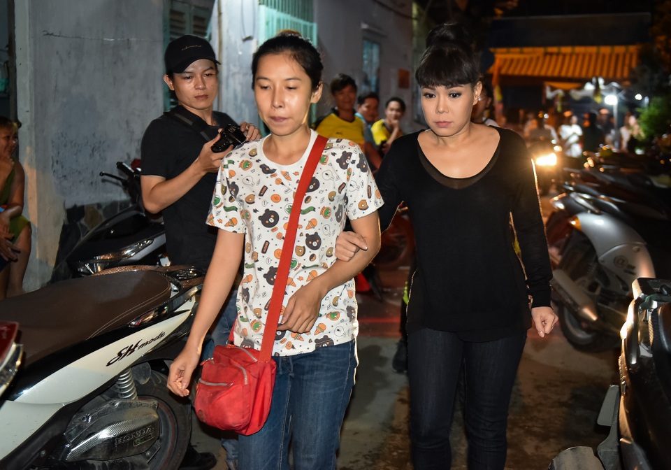 Tối cùng ngày, danh hài Việt Hương cũng dành thời gian đến viếng nam nghệ sĩ