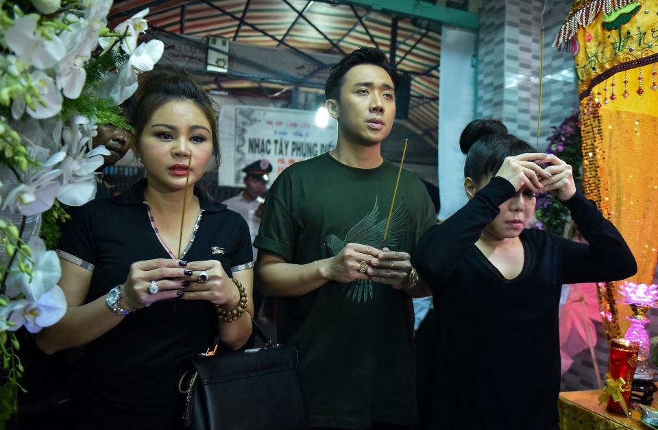 Trấn Thành và nghệ sĩ Lê Giang cũng có mặt tại tang lễ cùng nghệ sĩ Việt Hương thắp nhang tiễn đưa người đồng nghiệp vắn số.