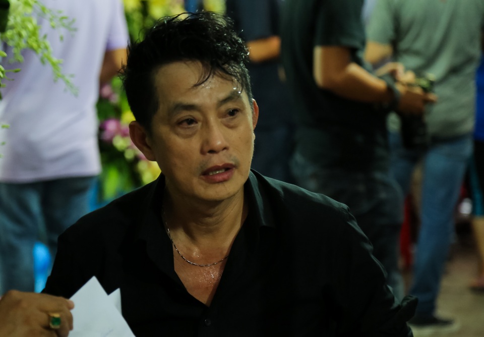 Anh trai Khánh Nam - nghệ sĩ cải lương Khánh Tuấn một mình lo liệu hậu sự cho em trai.